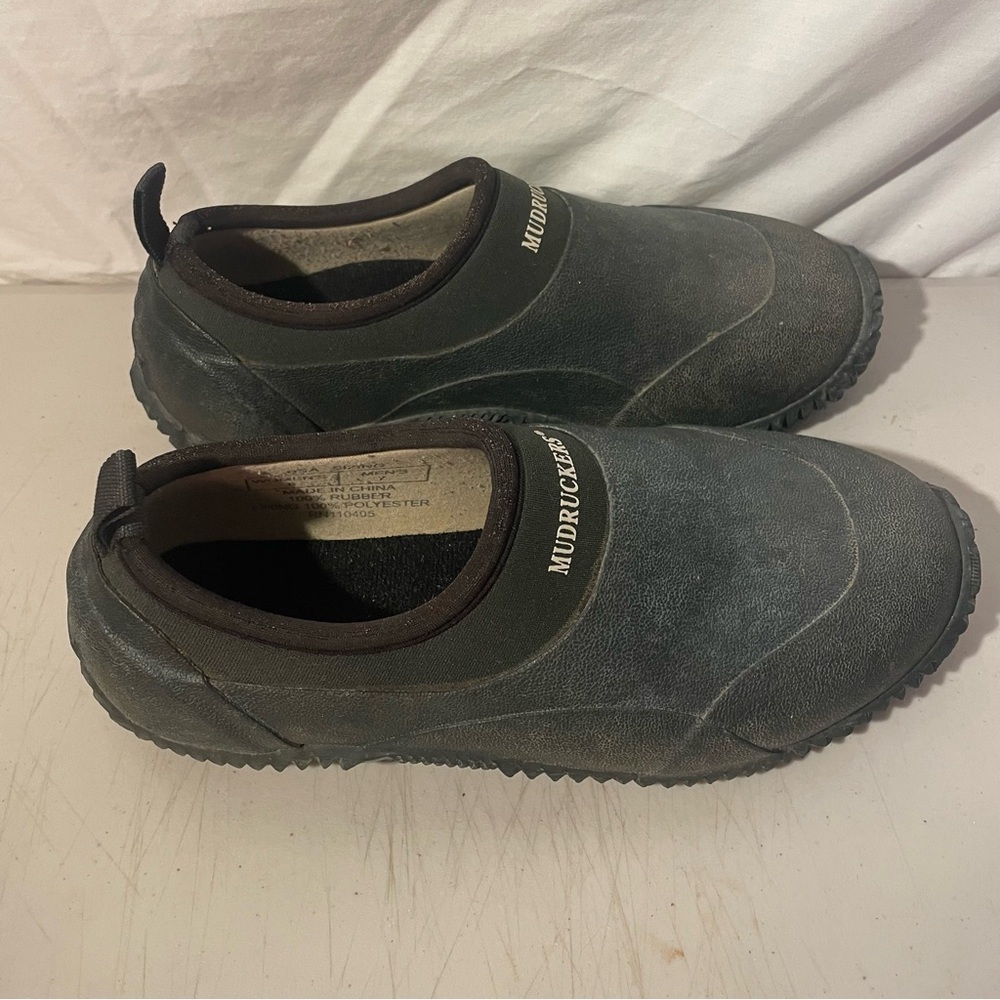 Mudruckers green Slip-On Shoes women’s 8 men’s 7 great condition
Barn/garden